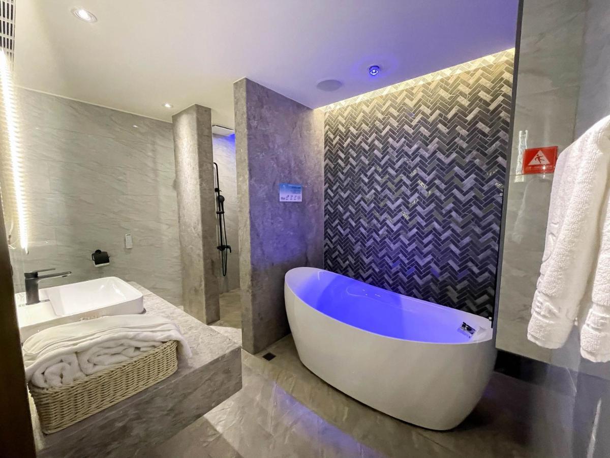 Fifth Avenue Motel 台中市 エクステリア 写真