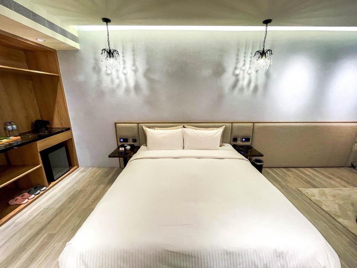Fifth Avenue Motel 台中市 エクステリア 写真