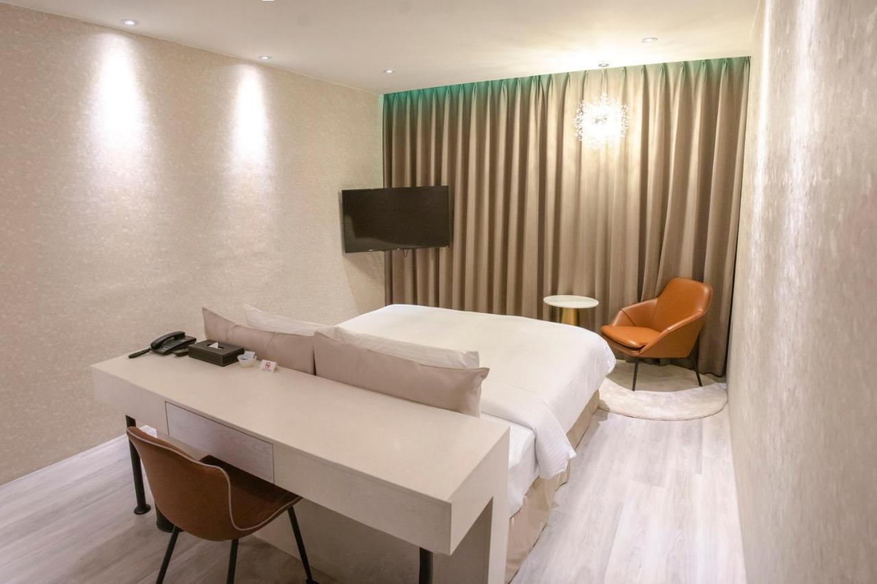 Fifth Avenue Motel 台中市 エクステリア 写真