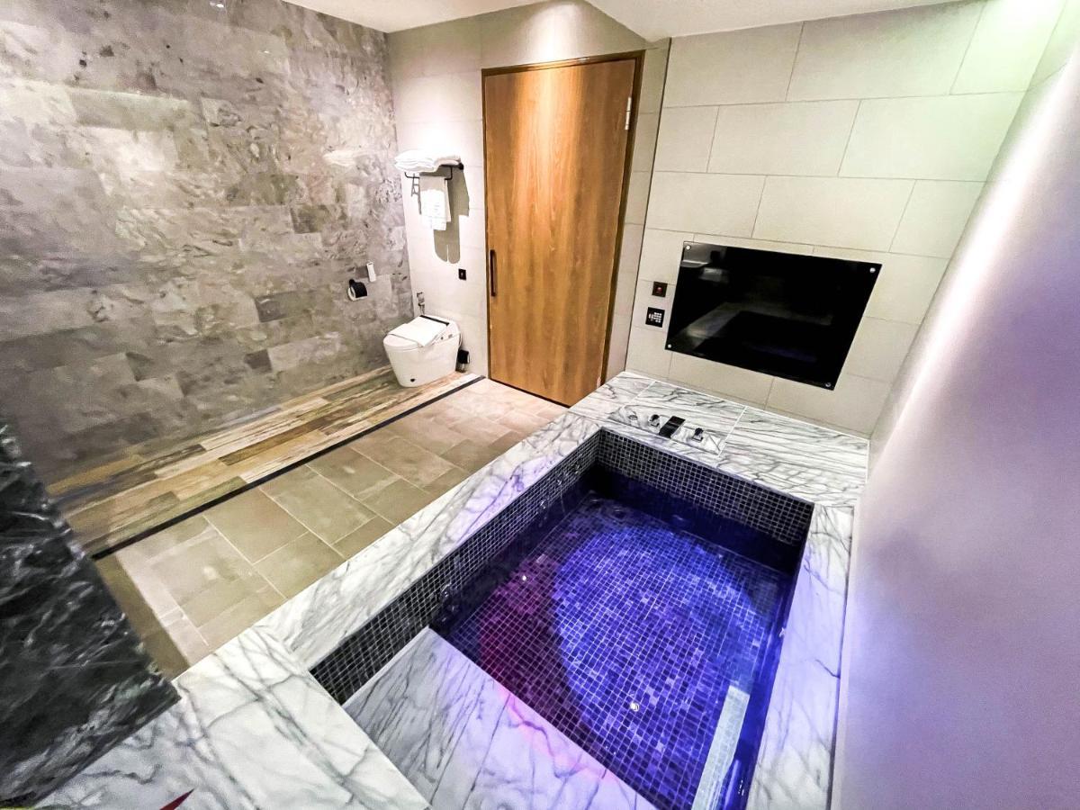 Fifth Avenue Motel 台中市 エクステリア 写真
