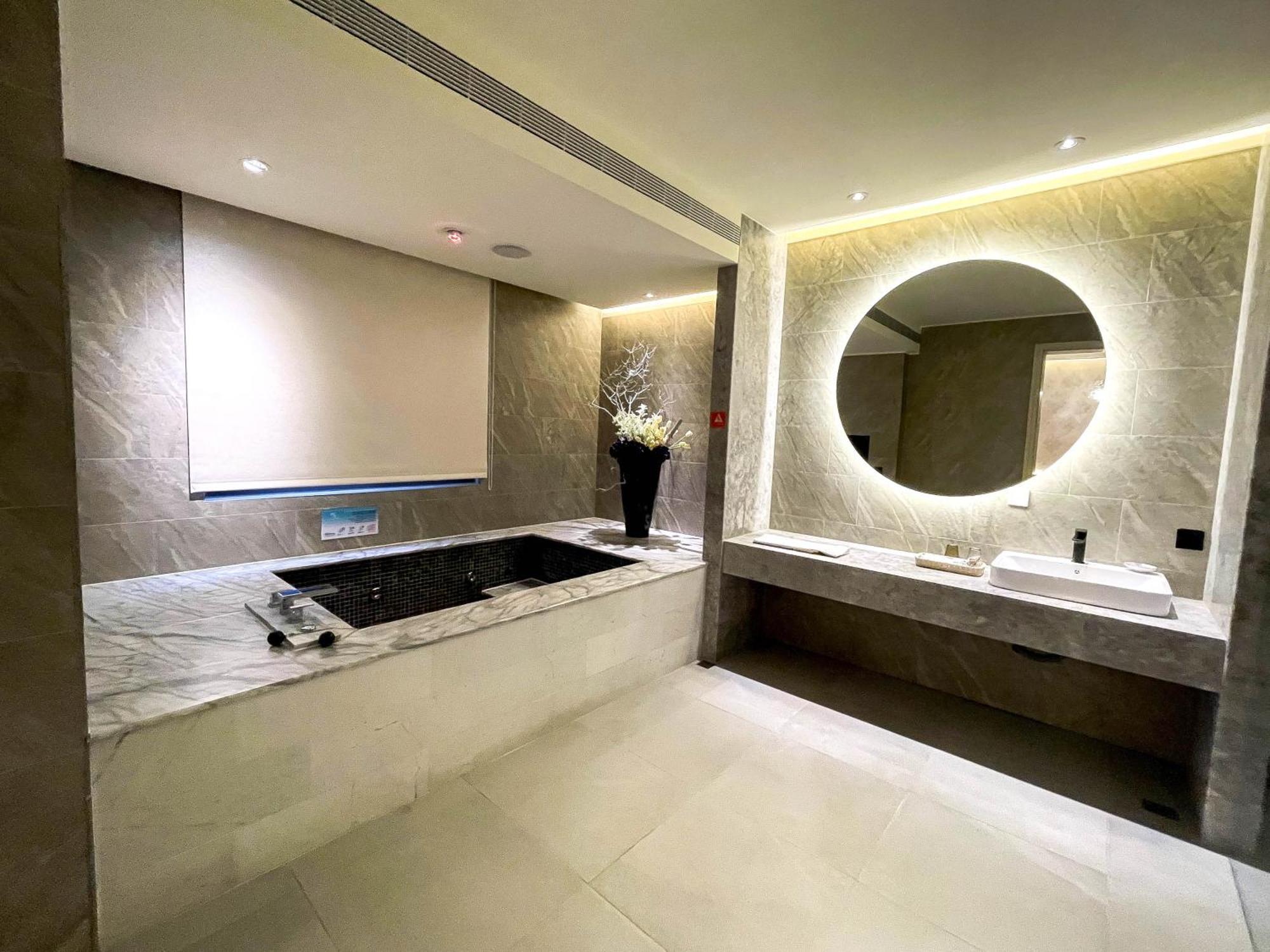 Fifth Avenue Motel 台中市 エクステリア 写真